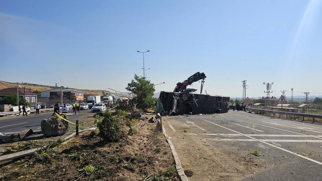 Yolcu otobüsü devrildi! Çok sayıda ölü ve yaralı var 4